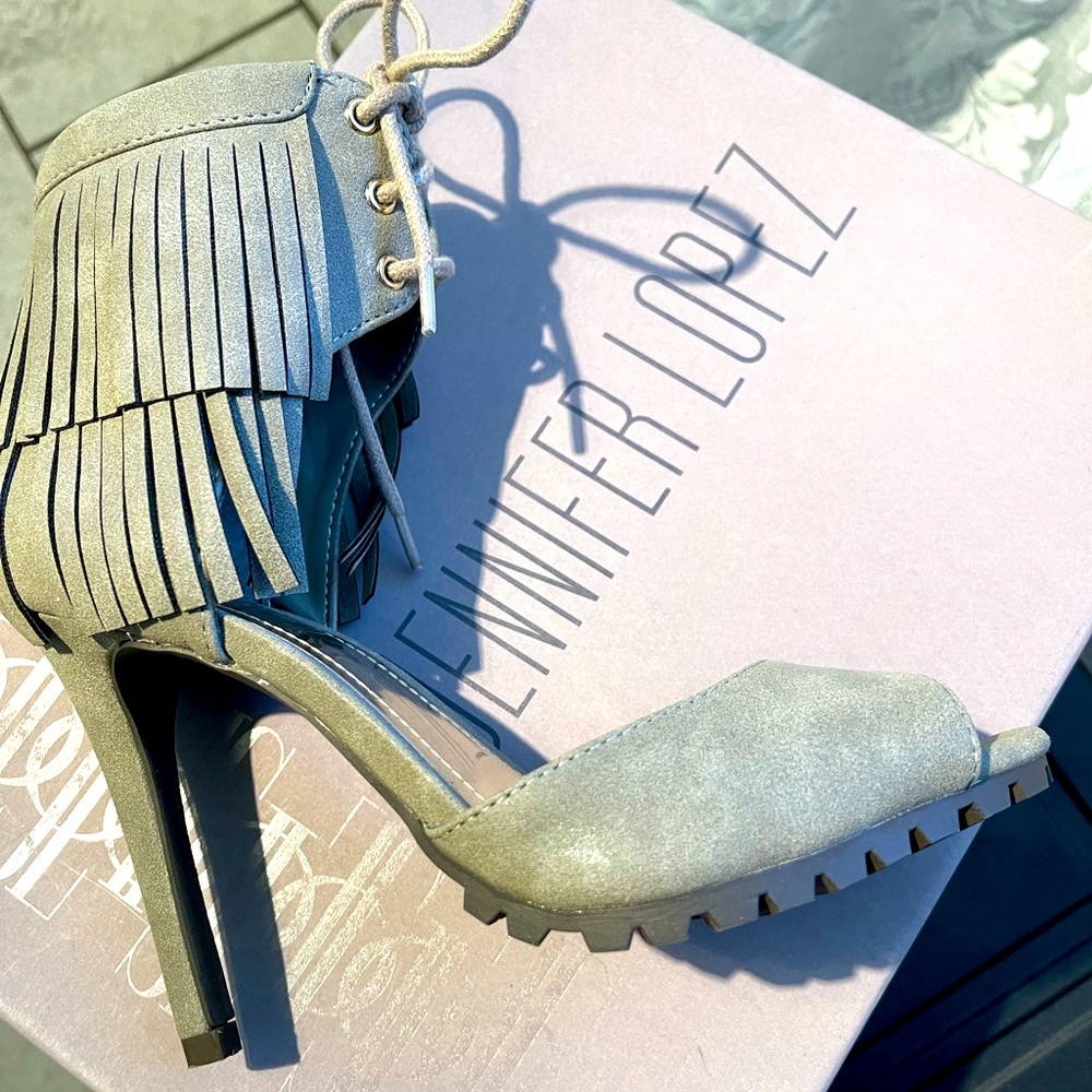 Jennifer Lopez, Super Sexy, 2+inch heel, Sz. 6, brand new, gray